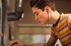 هدست گردنی روی گردن کاربر