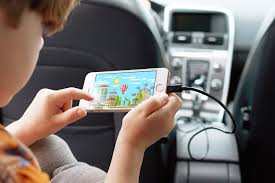 تصویر: گوشی موبایل و تبلت که همزمان در خودرو در حال شارژ شدن هستند.