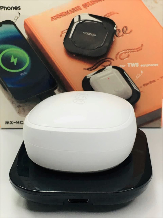 نمای نزدیک شارژر بیسیم Maxom HC63؛ مجهز به فناوری Fast Charge و سازگار با انواع گوشیهای اندروید و آیفون